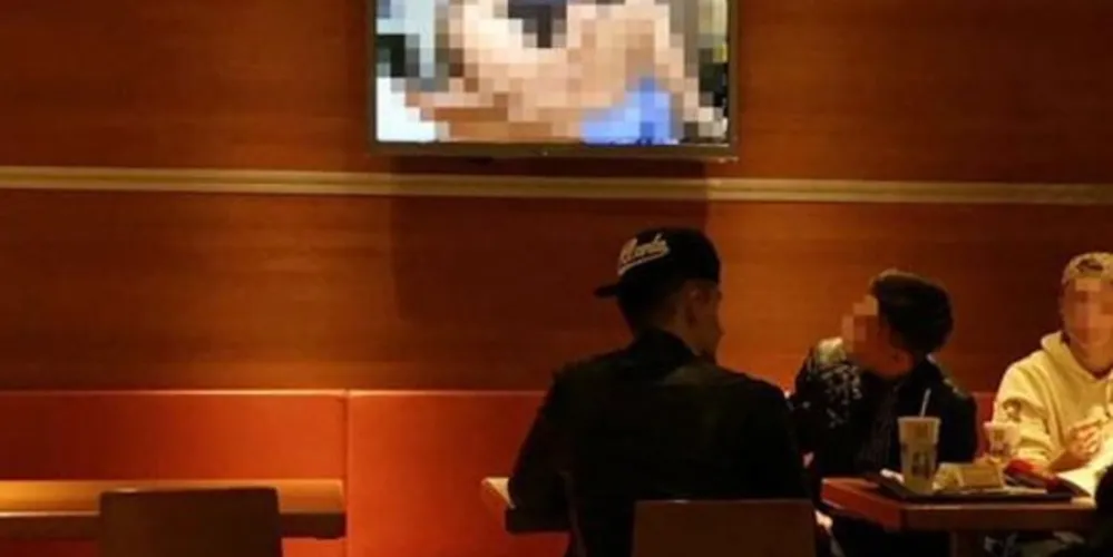 Imagem ilustrativa da imagem Restaurante da Suíça comete gafe e exibe filme pornô para clientes