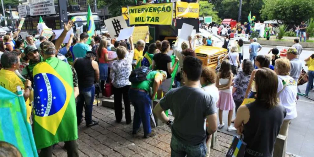 Imagem ilustrativa da imagem Milhares protestam e pedem por intervenção militar