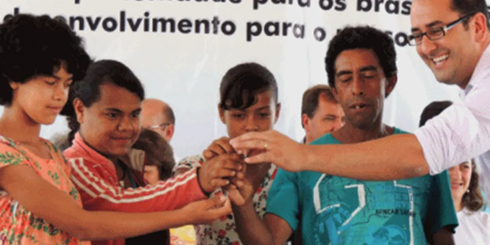 Imagem ilustrativa da imagem Famílias da região recebem as chaves da casa própria