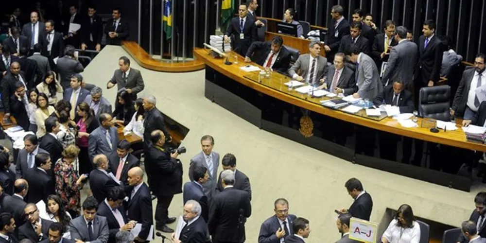 Imagem ilustrativa da imagem Congresso tenta votar hoje revisão da meta do superávit