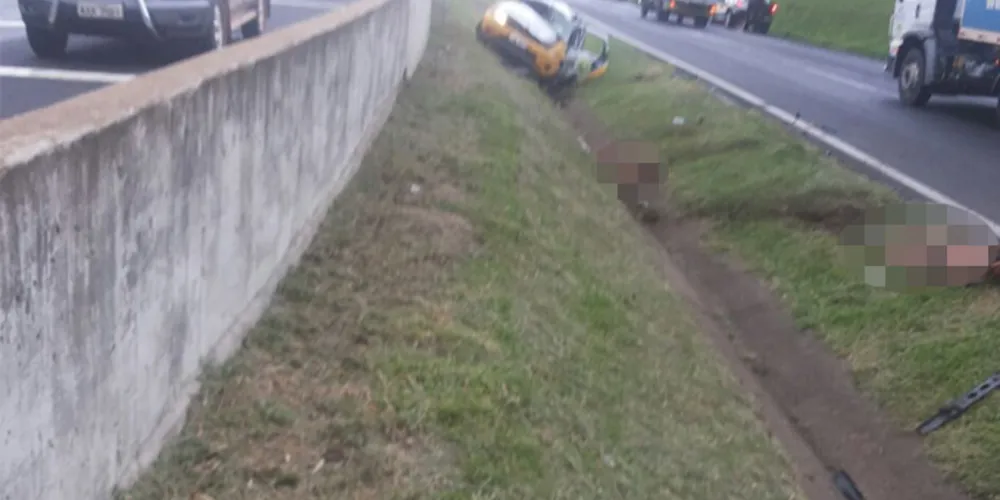 Imagem ilustrativa da imagem Viatura capota e policiais são lançados na rodovia