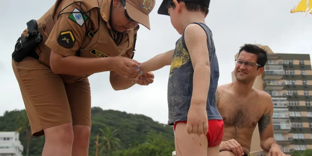 Imagem ilustrativa da imagem Turistas elogiam trabalho da PM com pulseirinhas nas crianças