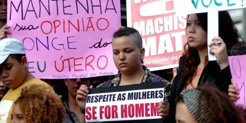 Imagem ilustrativa da imagem 48% dos jovens acham errado mulher sair sem o namorado