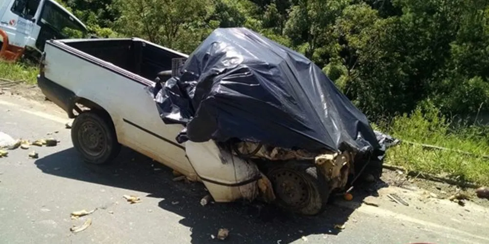 Imagem ilustrativa da imagem Motorista morre após ser atingido por caminhão em curva