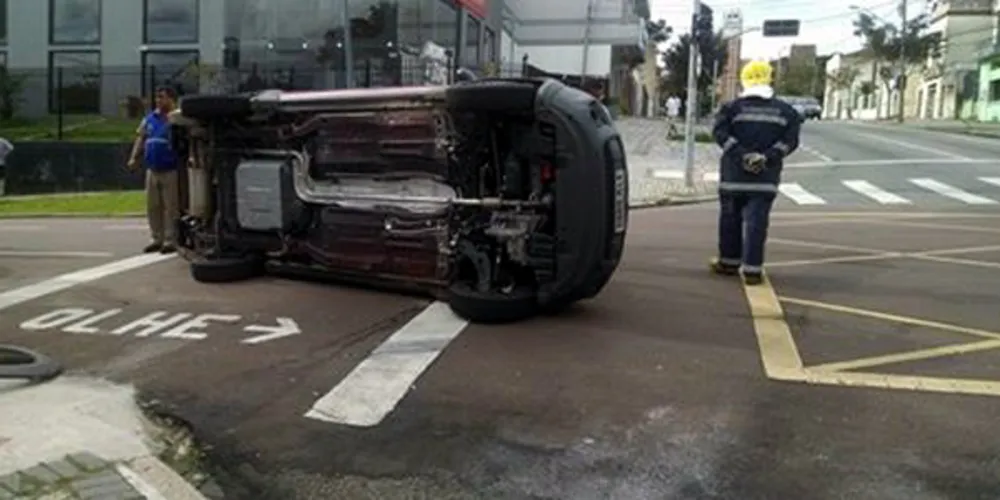 Imagem ilustrativa da imagem Motorista de PG se perde em Curitiba e capota o carro