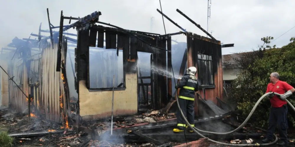 Imagem ilustrativa da imagem Incêndio deixa residência destruída em Piraí do Sul