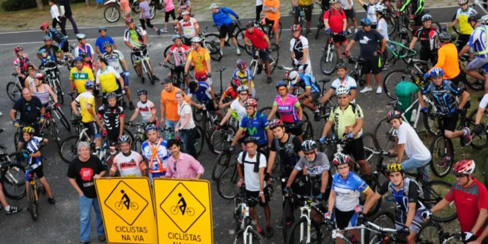 Imagem ilustrativa da imagem AMTT entrega placas de sinalização para ciclistas