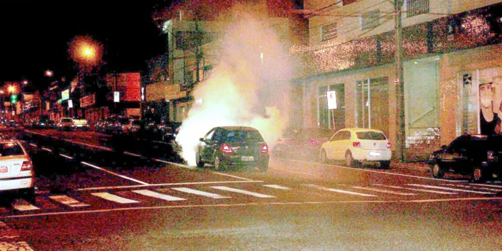 Imagem ilustrativa da imagem Flagra mostra motorista 'fritando' pneus na Balduíno Taques