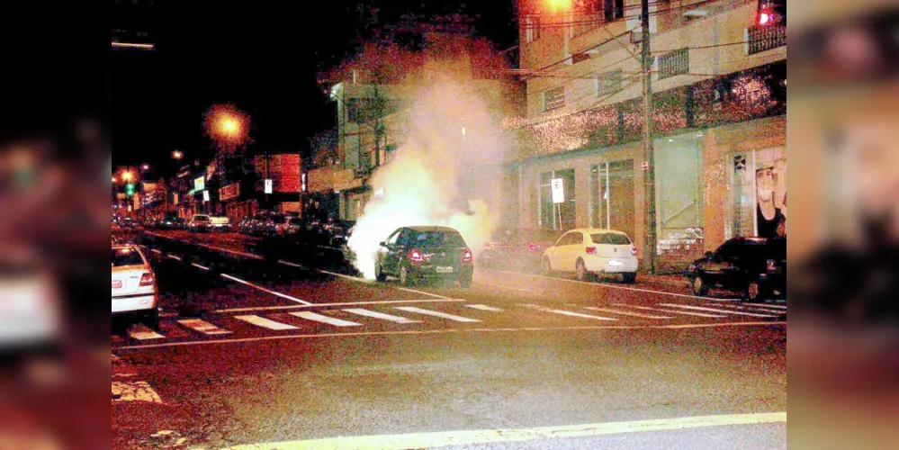 Imagem ilustrativa da imagem Flagra mostra motorista 'fritando' pneus na Balduíno Taques