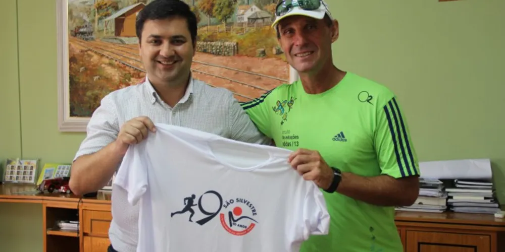 Imagem ilustrativa da imagem Atleta que correu a São Silvestre presenteia prefeito de Irati