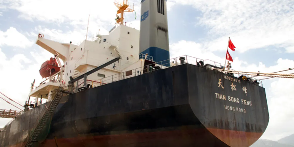 Imagem ilustrativa da imagem Porto de Paranaguá carrega primeiro navio com soja da nova safra