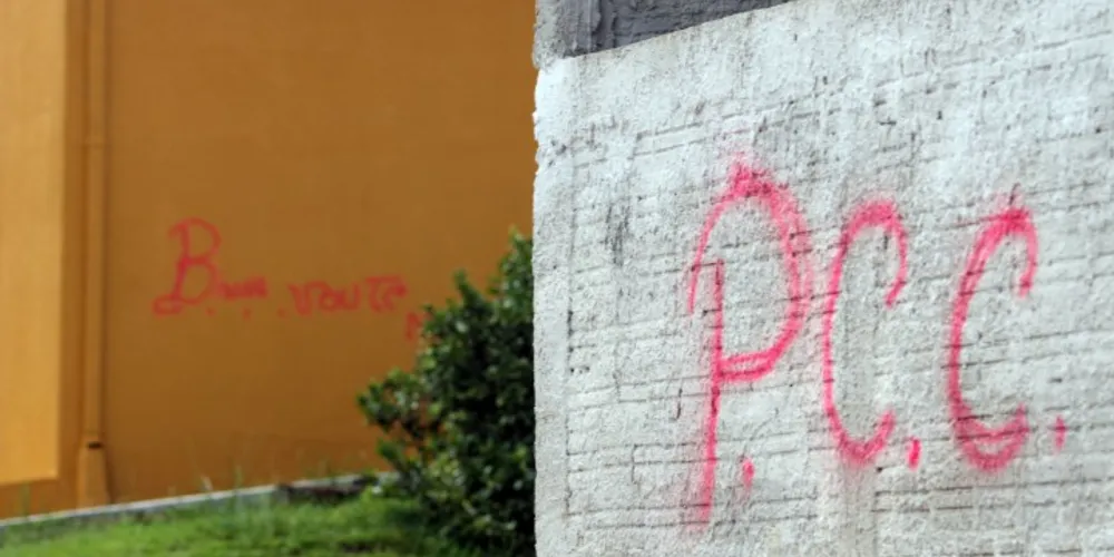 Imagem ilustrativa da imagem PM tem a casa e o carro pichados com inscrições do PCC