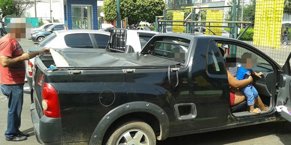 Imagem ilustrativa da imagem Pais trancam crianças por uma hora dentro de carro
