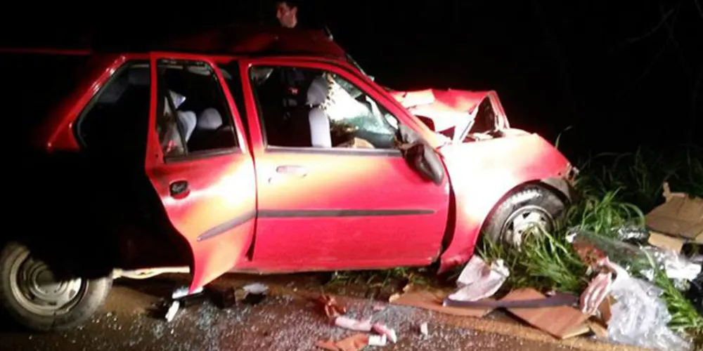 Imagem ilustrativa da imagem Mulher morre após colisão entre carro e van na PR-487