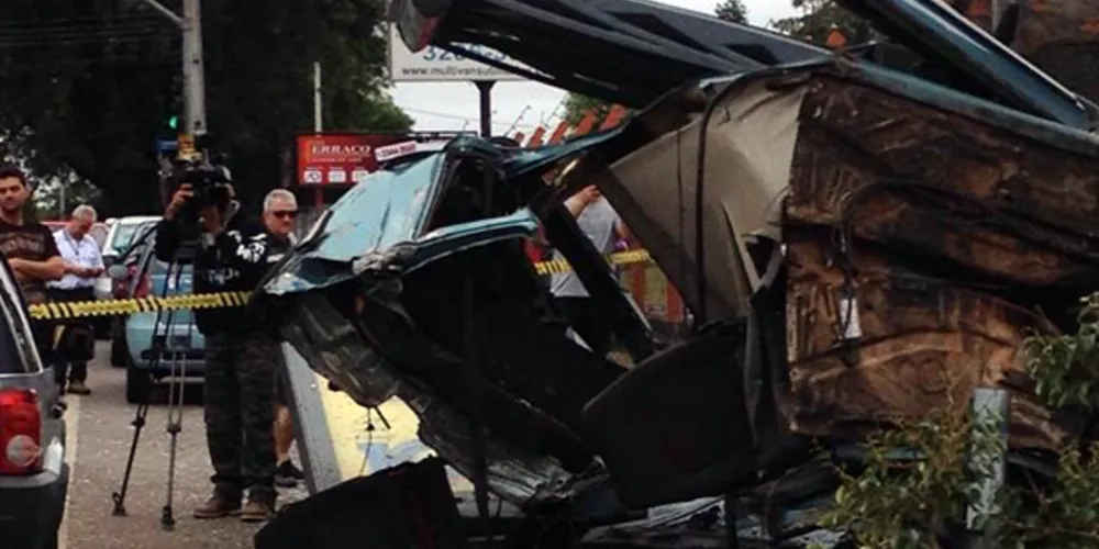 Imagem ilustrativa da imagem Carro invade calçada e dois ficam feridos após acidente