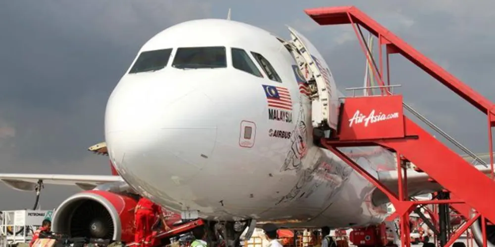 Imagem ilustrativa da imagem Equipes recuperam caixa-preta de avião da AirAsia