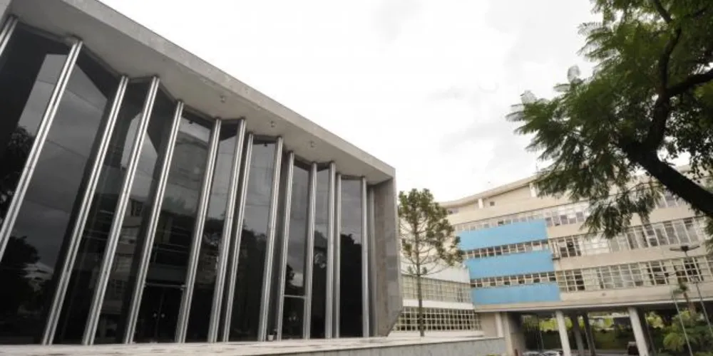 Imagem ilustrativa da imagem Deputados aumentam próprio salário para R$ 25,3 mil