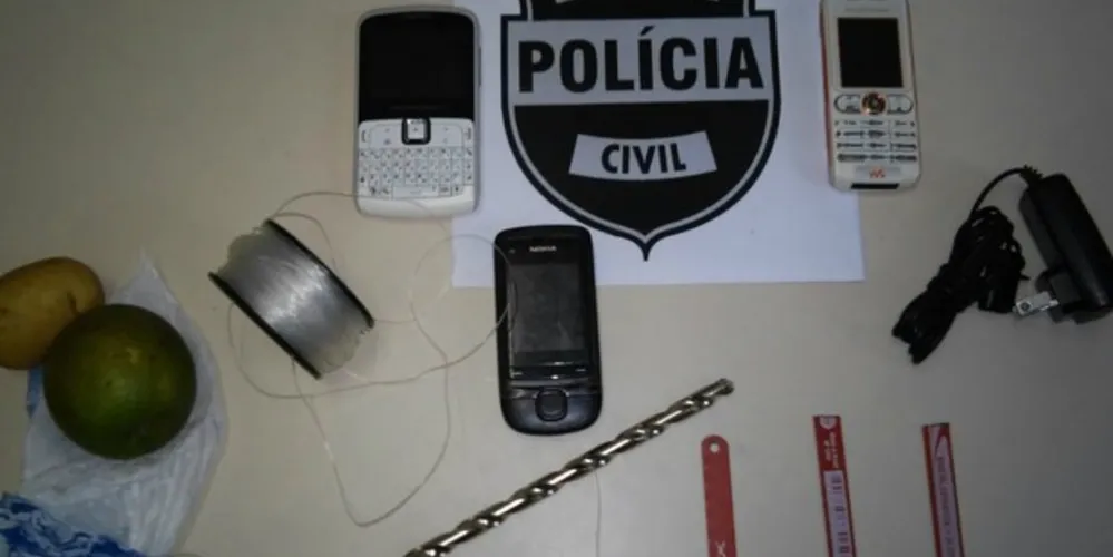 Imagem ilustrativa da imagem Garotos arremessam celulares dentro de Delegacia