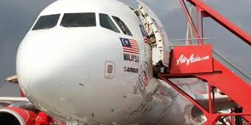 Imagem ilustrativa da imagem AirAsia: Copiloto comandava avião que caiu no Mar de Java