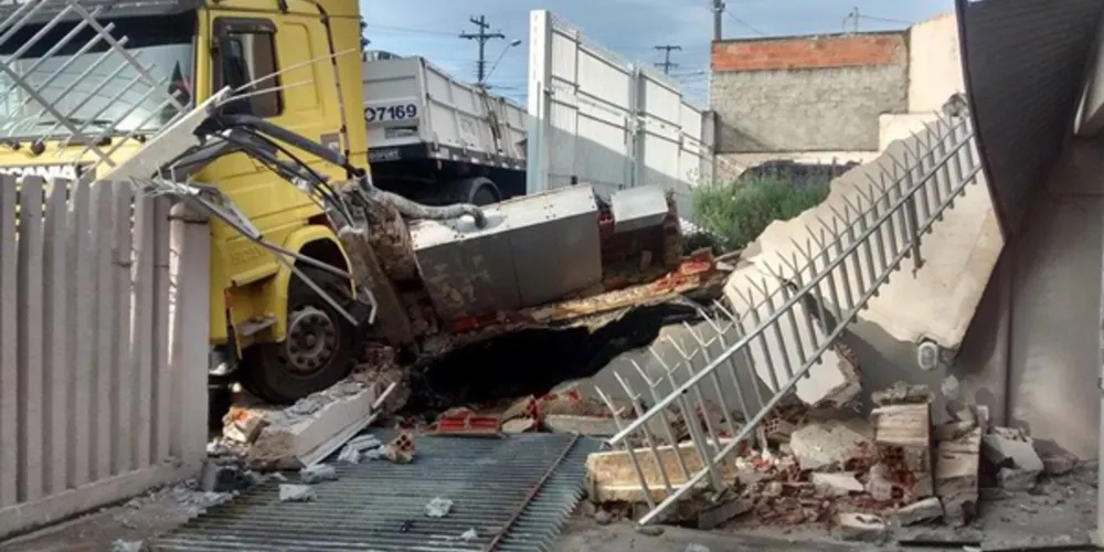 Imagem ilustrativa da imagem Caminhão estacionado perde freios e derruba muros