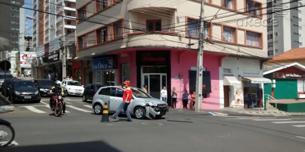 Imagem ilustrativa da imagem Carro foge após se envolver em acidente no centro