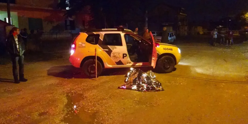 Imagem ilustrativa da imagem Homem ataca viatura com machado e acaba morto pela PM