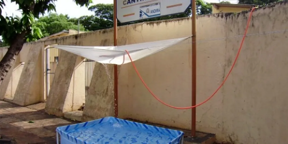 Imagem ilustrativa da imagem Homem pula muro e usa água de creche para encher piscina
