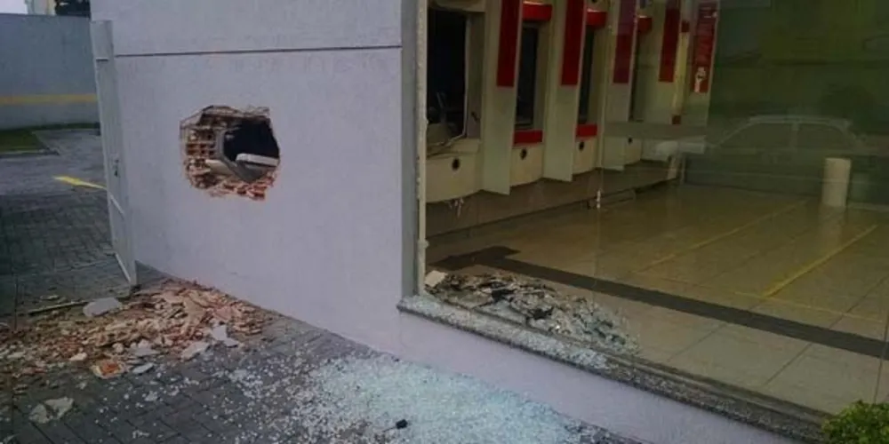 Imagem ilustrativa da imagem Bandidos causam destruição em agência bancária