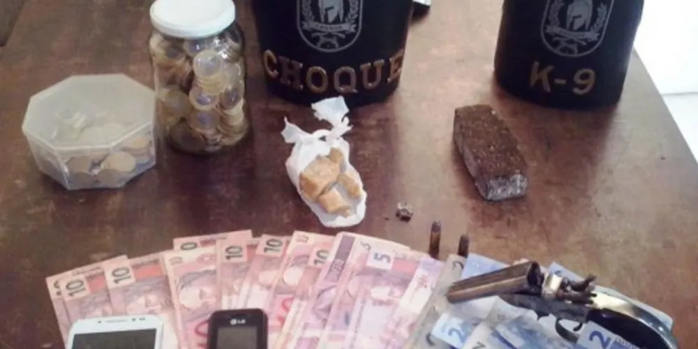 Imagem ilustrativa da imagem Ação na Vila Cipa resulta em apreensão de arma e drogas