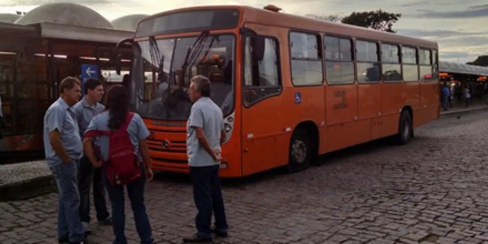 Imagem ilustrativa da imagem Motoristas e cobradores impedem saída de ônibus das garagens