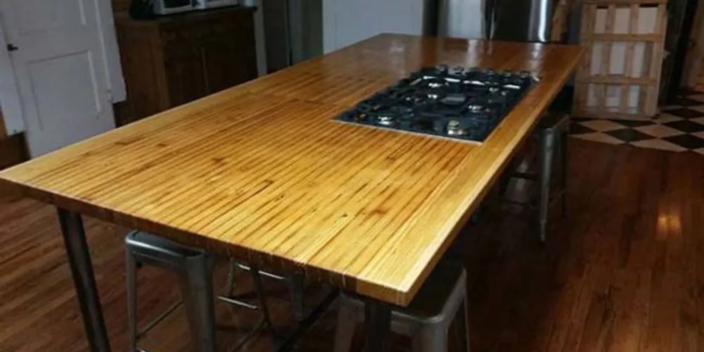 Imagem ilustrativa da imagem Homem cria mesa de cozinha com fogão embutido usando recicláveis