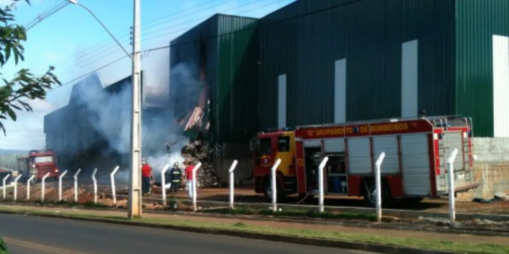 Imagem ilustrativa da imagem Incêndio atinge fábrica de papel em Telêmaco Borba