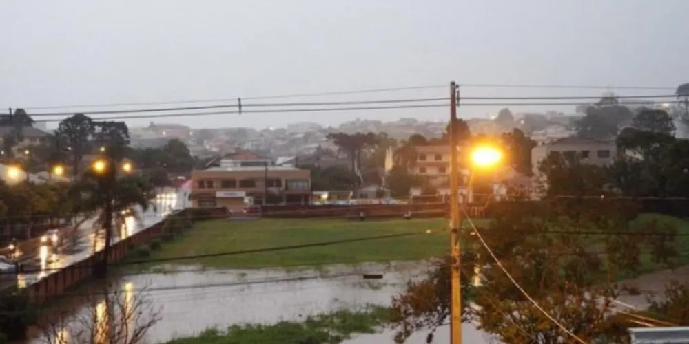 Imagem ilustrativa da imagem Chuva provoca pontos de alagamento em Irati