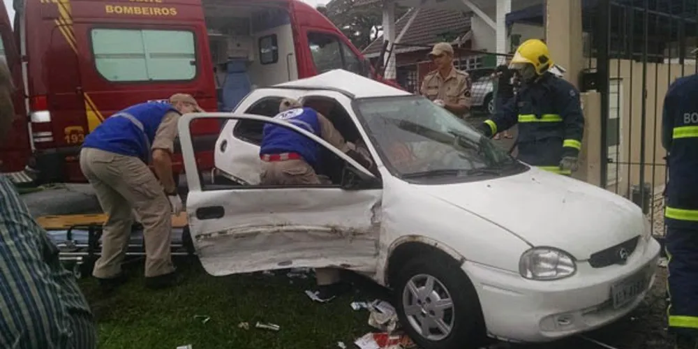 Imagem ilustrativa da imagem Acidente envolvendo três carros deixa pai e filho presos às ferragens