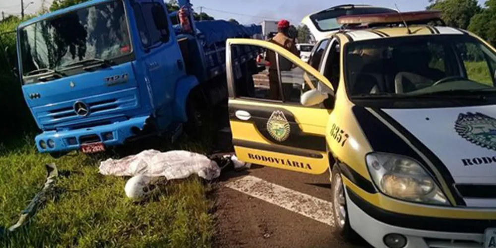 Imagem ilustrativa da imagem Motociclista cai e morre ao bater contra caminhão no Contorno