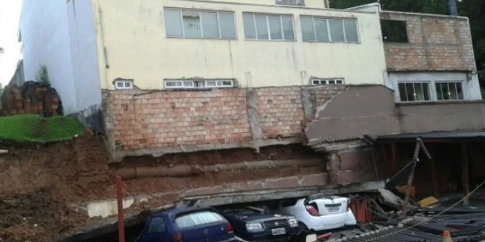 Imagem ilustrativa da imagem Chuva derruba muro sobre três carros em Curitiba