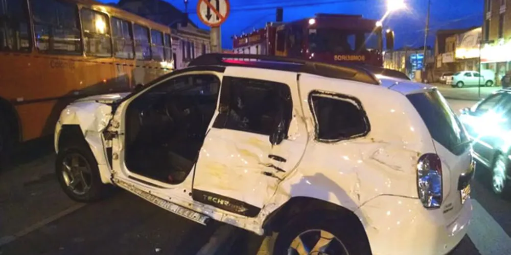 Imagem ilustrativa da imagem Carro e ônibus colidem em cruzamento sinalizado