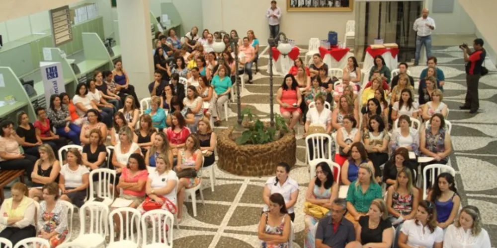 Imagem ilustrativa da imagem Guarapuava empossa 38 diretores da rede municipal