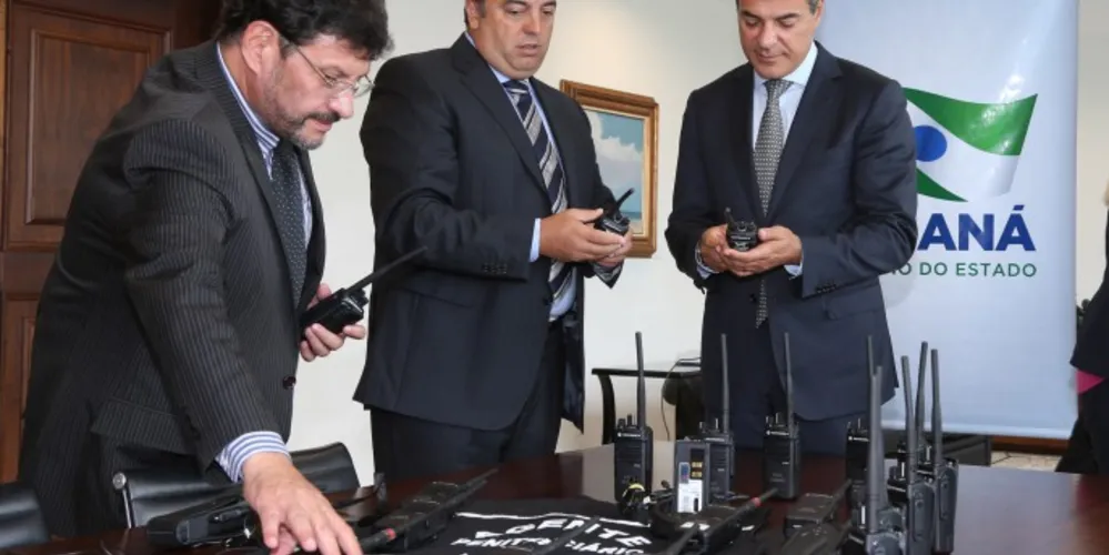 Imagem ilustrativa da imagem Agentes penitenciários recebem radiocomunicadores