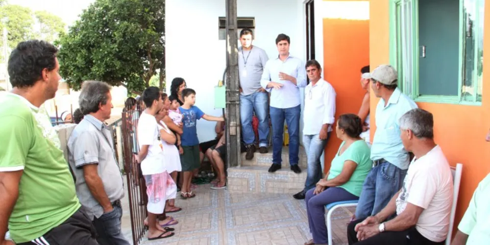 Imagem ilustrativa da imagem Moradores se reúnem com prefeito para pedir esgoto