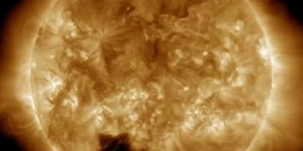 Imagem ilustrativa da imagem Foto da Nasa mostra sol com "buraco"