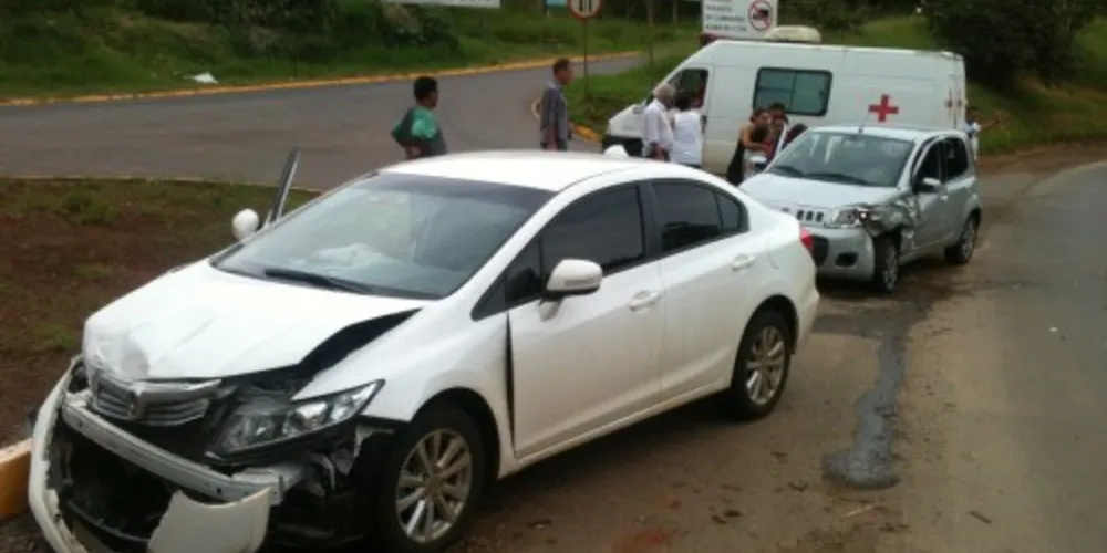 Imagem ilustrativa da imagem Carro tenta cruzar rodovia e provoca acidente