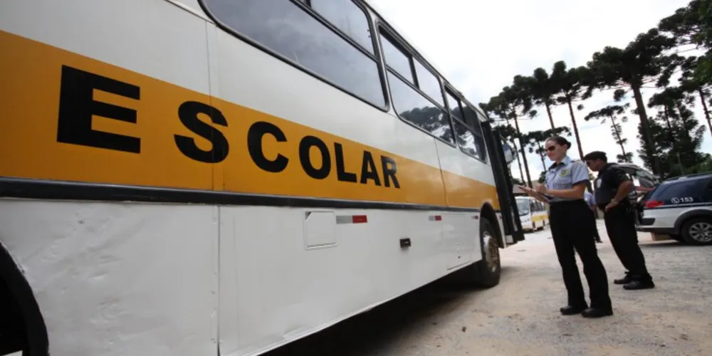 Imagem ilustrativa da imagem Veículos do transporte escolar de Castro passam por vistoria
