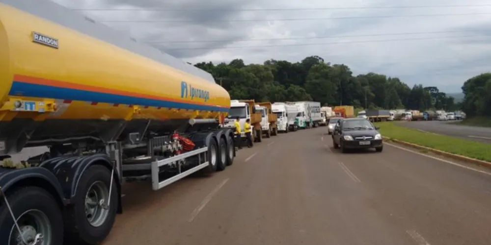 Imagem ilustrativa da imagem BR-277 continua interditada para caminhões de carga