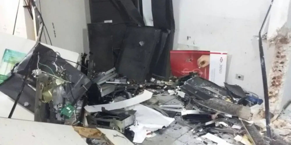 Imagem ilustrativa da imagem Ladrões incendeiam carro para despistar policiais