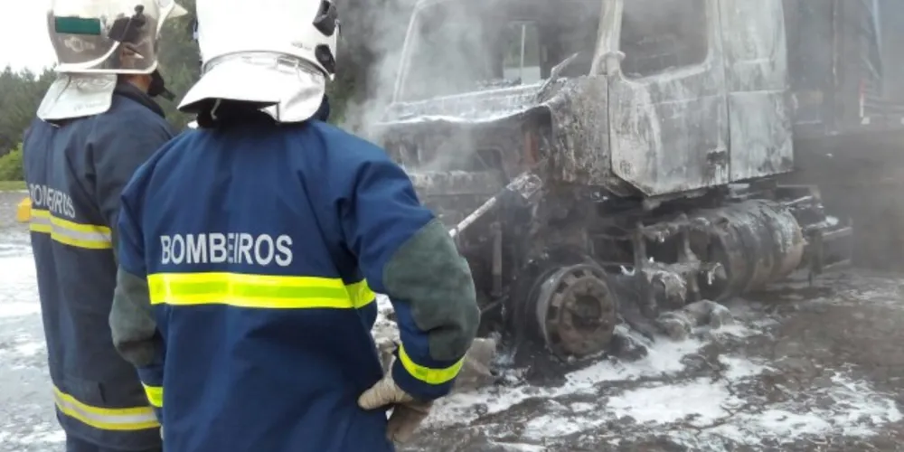 Imagem ilustrativa da imagem Caminhão carregado com cerveja é destruído em incêndio