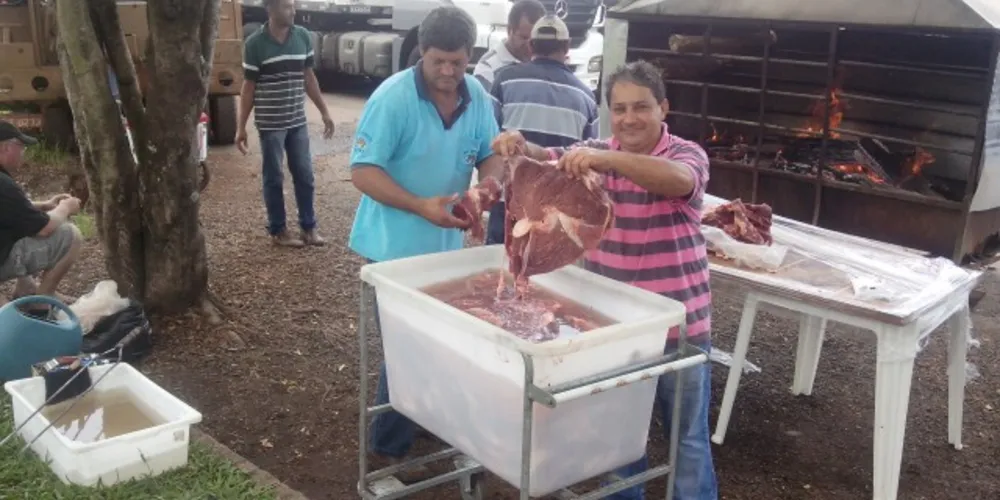 Imagem ilustrativa da imagem Caminhoneiros fazem churrasco durante protesto na região