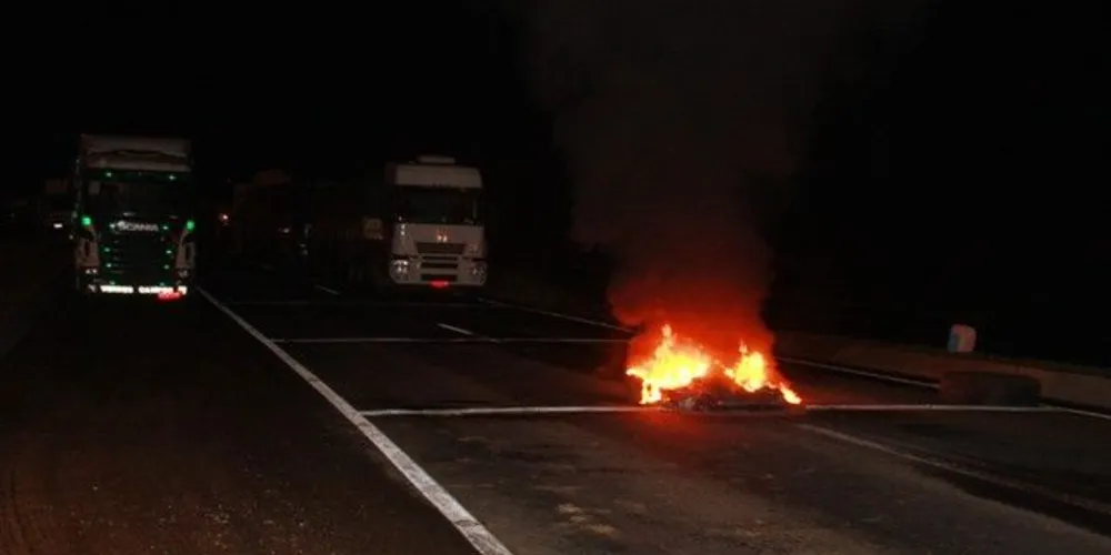 Imagem ilustrativa da imagem Caminhoneiros devem voltar a bloquear a BR-277