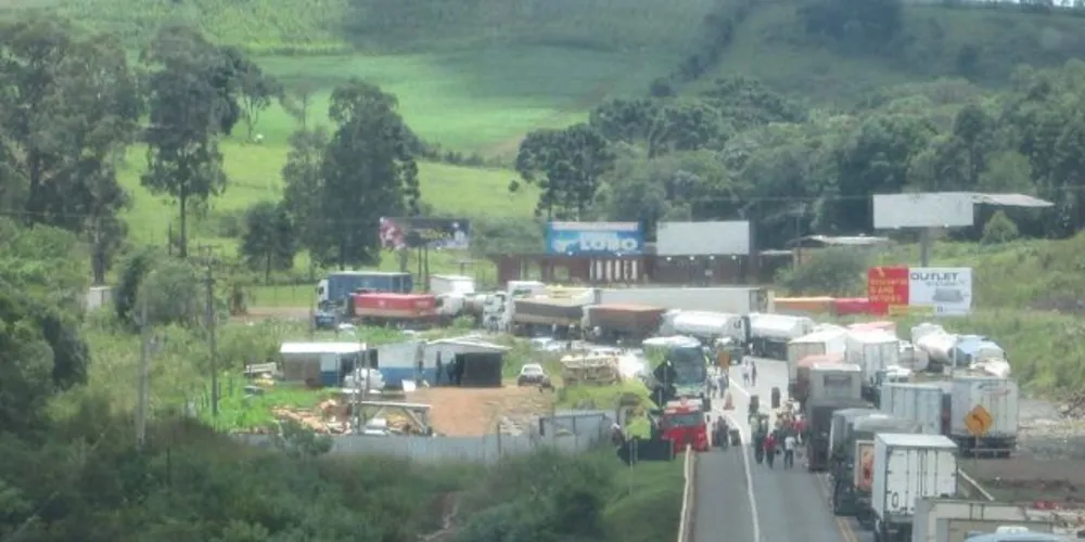 Imagem ilustrativa da imagem Confira as rodovias bloqueadas por caminhoneiros na região