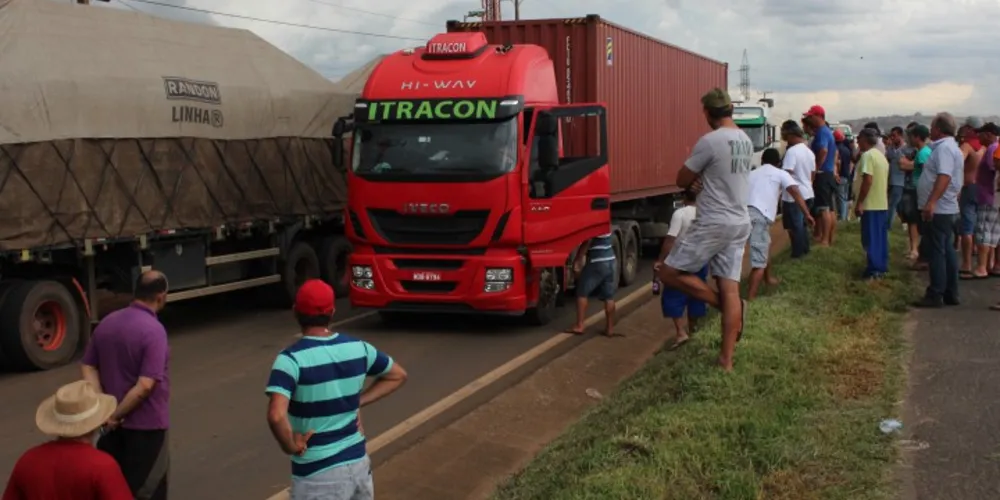 Imagem ilustrativa da imagem Caminhoneiros liberam trânsito de veículos na BR-376